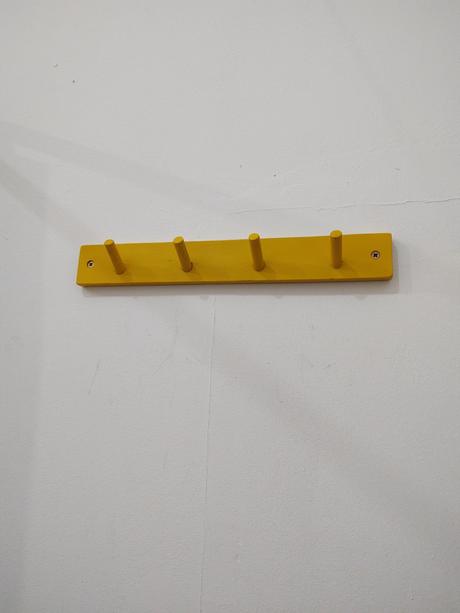Žltý drevený vešiak na stenu, 
