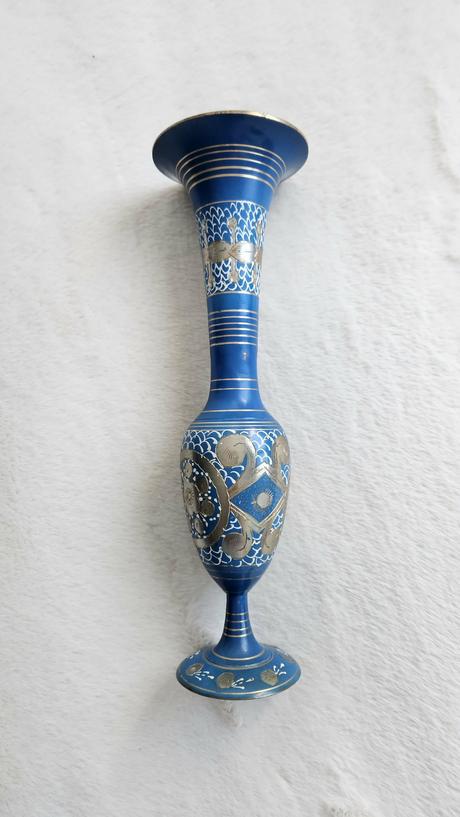 Elegantná modrá kovová váza s orientálnym vzorom,