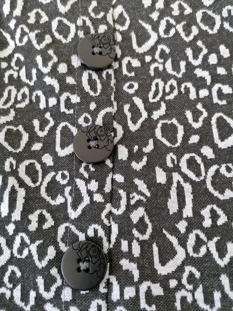 Sukňa s gombičkami, m