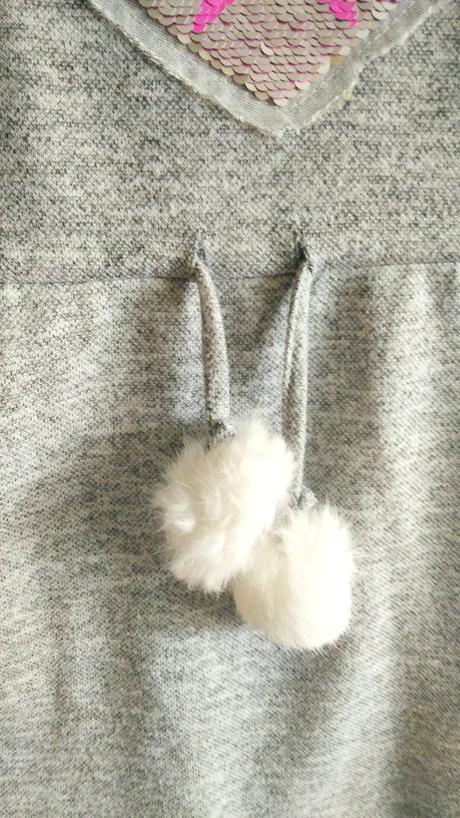 Šedé šaty s flitrami, 140