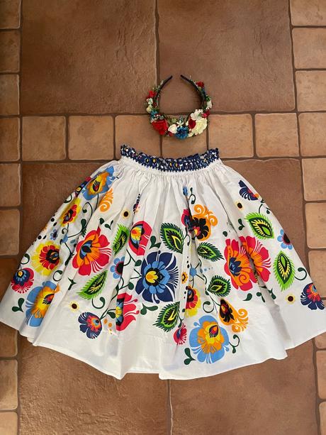 Nádherná folklórna sukna a celenka, 146