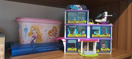 Predam lego friends nemocnica v heartlake  41318, 