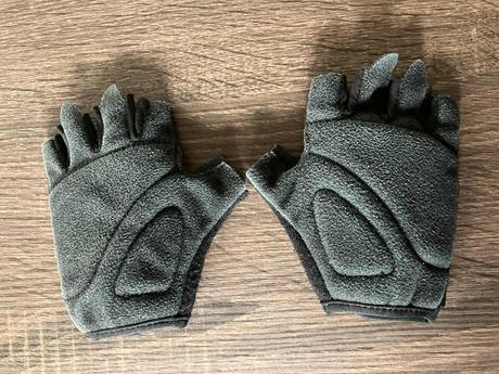 Predám detskú prilbu crivit, 49-54 cm, rukavice, 