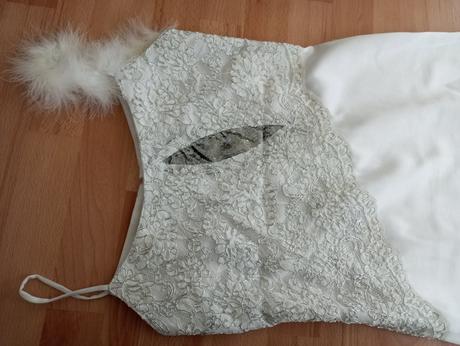 Biele saténové šaty, 38