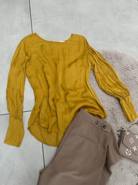 Horčicová saténová blúzka, s