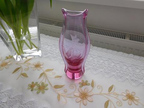 Alexnadritové hútni sklo s růži výška 27,5 cm, 