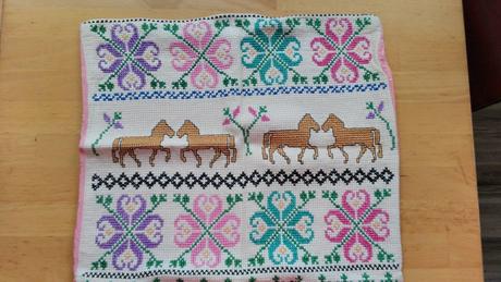 Obliečka na vankúš ručne vyšívaná,