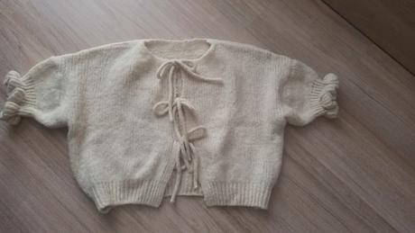 Krátky viazaný kardigan, 