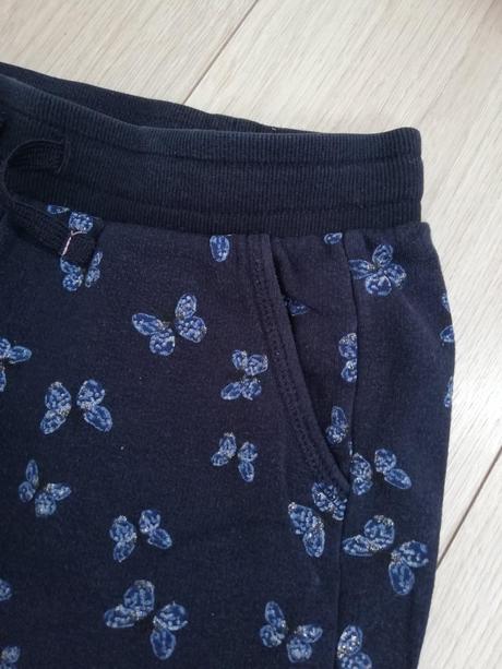 Modré tepláky s motýlikmi, h&m,122