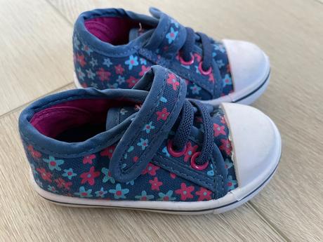 Kvietkované tenisky, 19