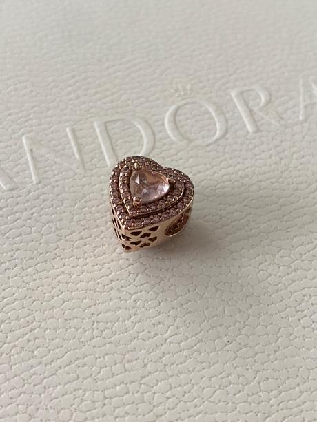 Pandora žiarive srdce, pandora