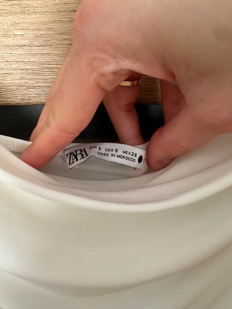 Zara body s nariaseným výstrihom, zara,s