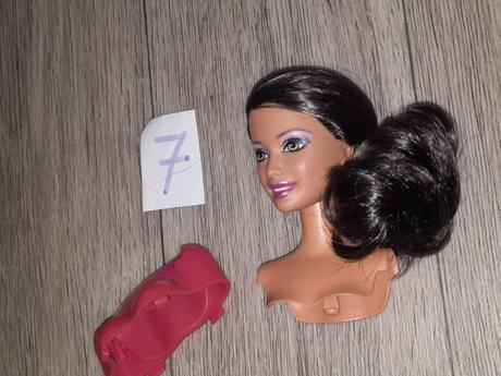 Hlavy barbie bez tela,