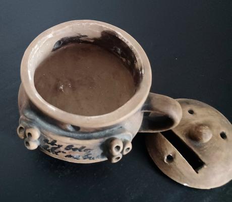 Stará pokladnička s nápisom, 