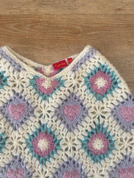 Háčkované pončo tigerlily, 110