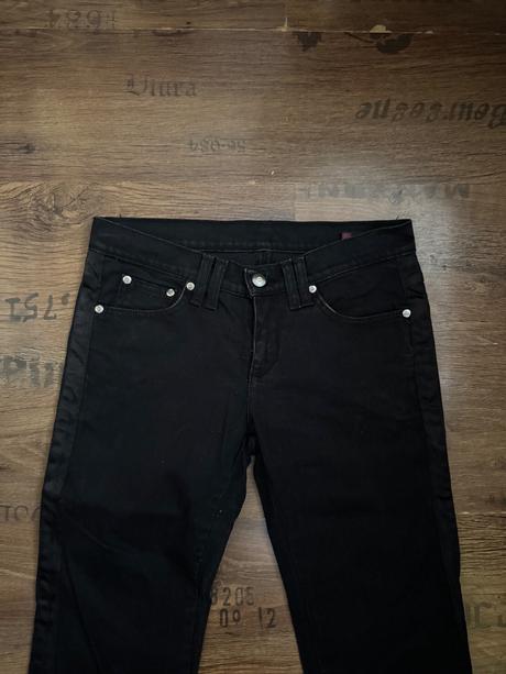 Čierne rifle so saténovými pásmi, ovs,s