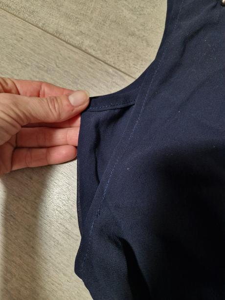 Šaty s perličkami, s