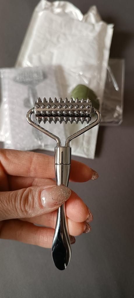 Kovový massage roller masážny strojček na tvár, 