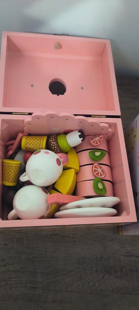 Drevený kufrík s cukrovinkami, 