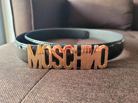 Čierno zlatý opasok, moschino