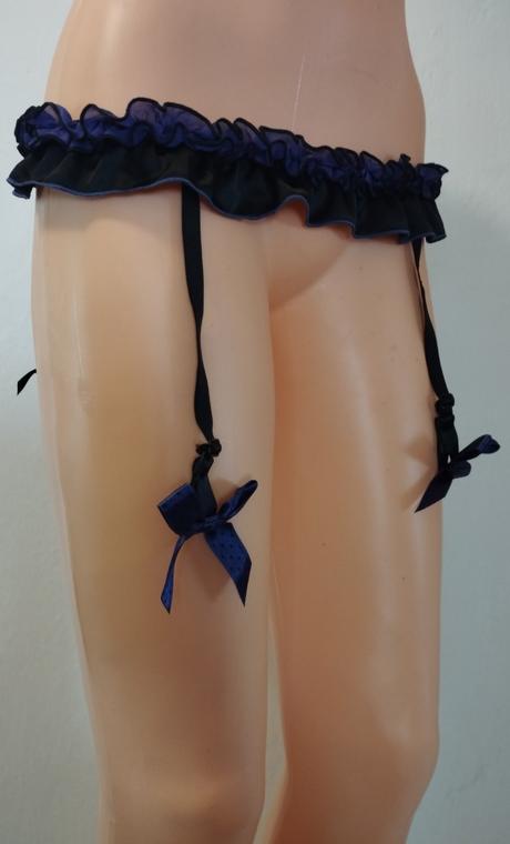 S maslickami podvazkovy pas, secret possessions,m