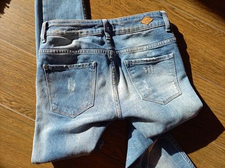 Roztrhané rifle, pull&bear,32