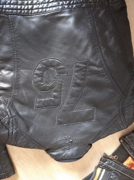 Koženkové bundy, 128