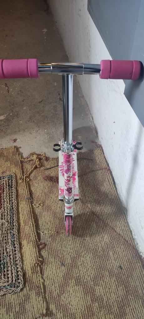 Dievčenská kolobežka,