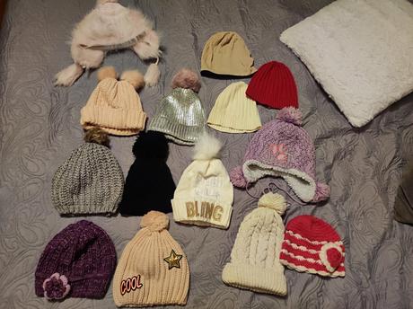Čiapky, <50