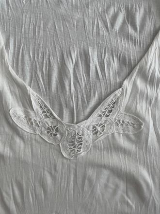 Tielko s paličkovanou aplikaciou, m