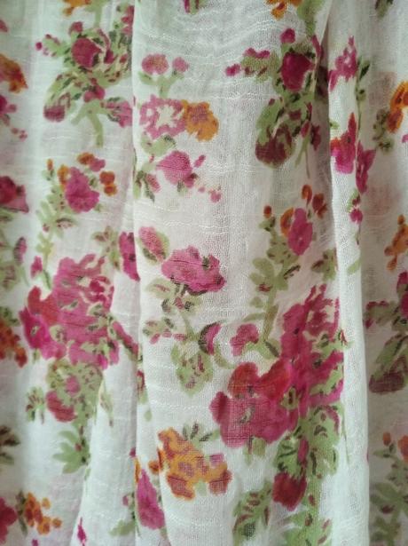 Kvietkovaný šál na leto,