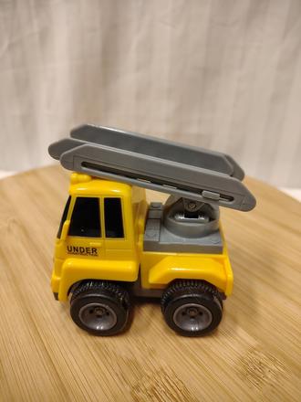 Žlté stavebné autíčko s rebríkom, 8 cm,