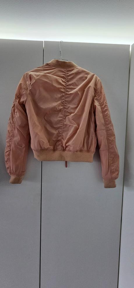 Bombera, reserved,34