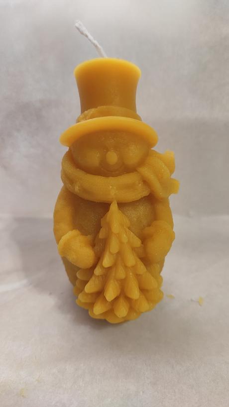 Snehuliak - sviečka z včelieho vosku, 