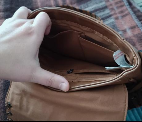 Hnedá kabelka, reserved