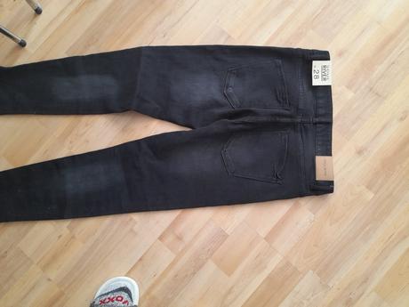 Kvalitné čierne rifle so zipsami na členkoch, 28