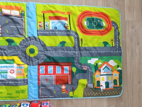 Podložka s mapou mesta a mäkkými autami, 