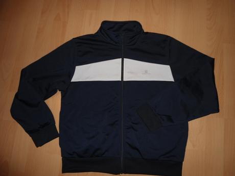 Tmavomodra mikina, 146