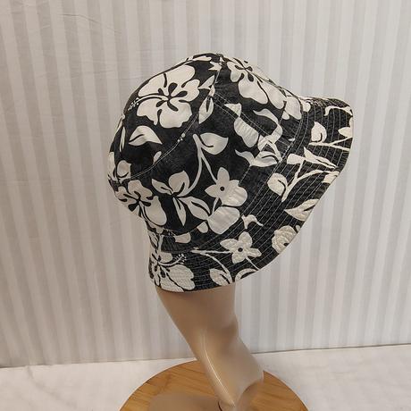 Dámsky klobúk s čierno bielym kvetinovým vzorom,