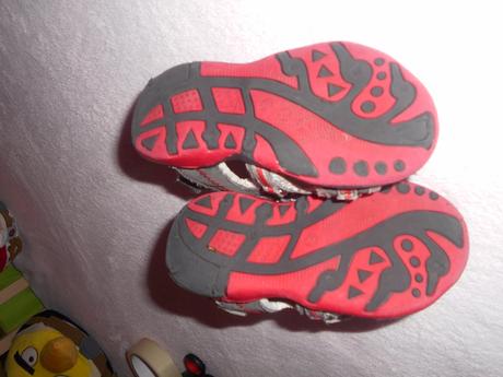 Ponúkam sandálky, 25