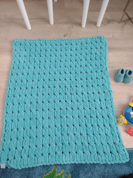 Hačkovana puffy tyrkysova deka s papuckami a hračk, 