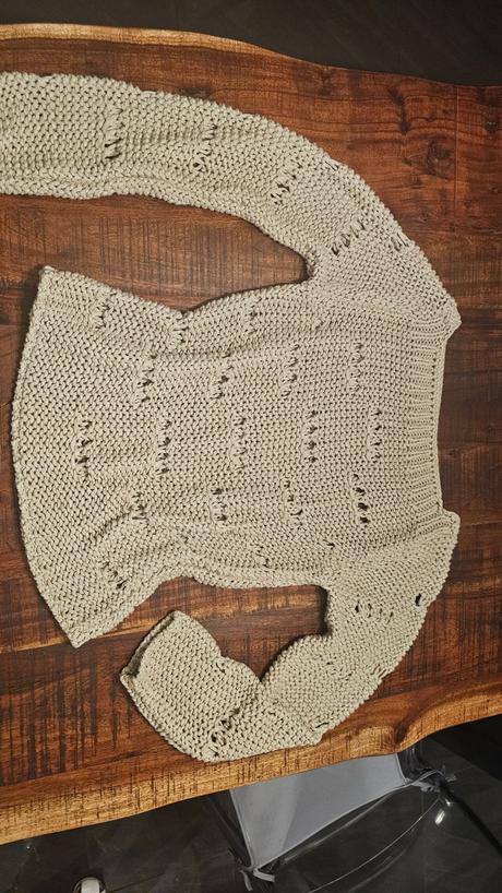 Béžový dierkovaný sveter, s