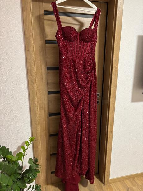 Trblietavé šaty, s