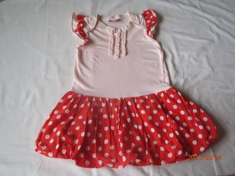 Ružovo-červené bodkované šaty, 104