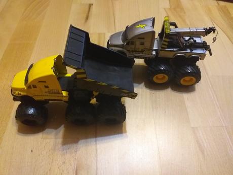 Mam na predaj kovové autá 2ks,