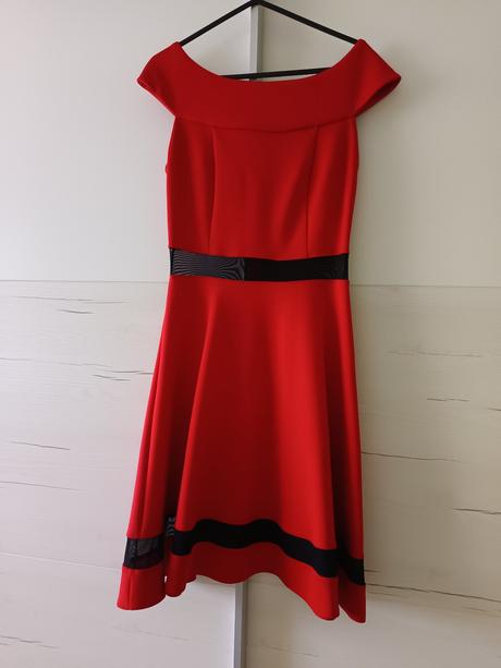 Červené spoločenské midišaty, 36