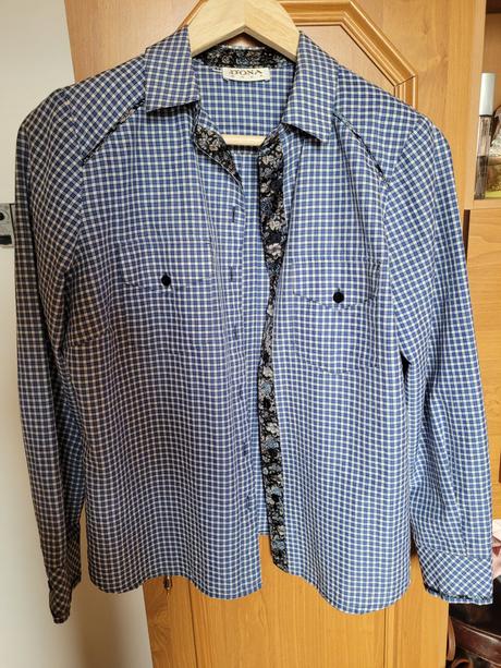 Kockovaná košeľa, 44