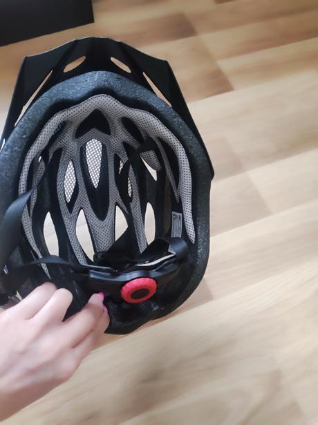Prilba na bicykel, s