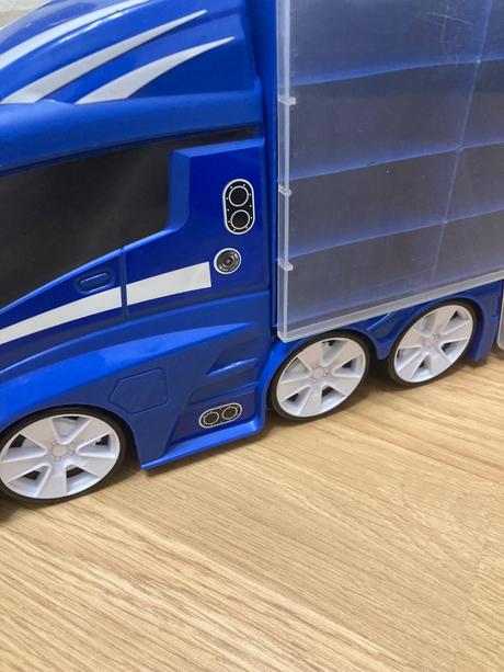 Kamión s autičkami, 