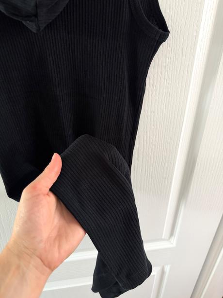 Rebrované čierne šaty bez rukávov s kapucňou, calzedonia,m